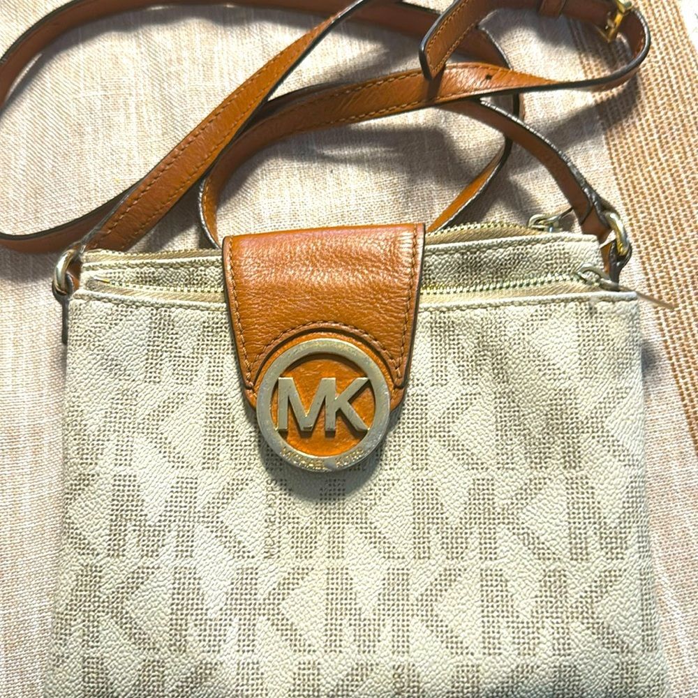 Micheal Kors white crossbody bag